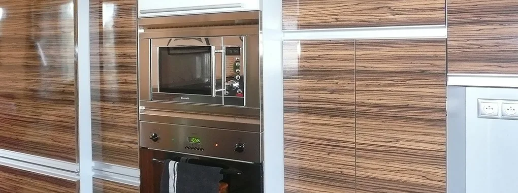 detail pantu a závěsu na dokončené dvířka skříně