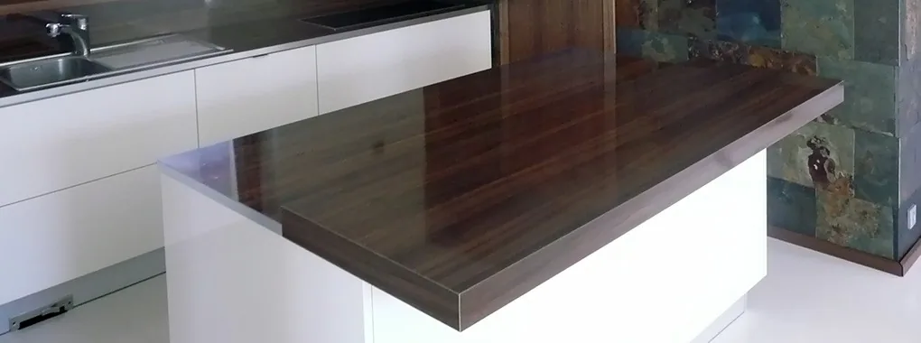 stolař měří vzdálenost v kuchyni před montáží linky