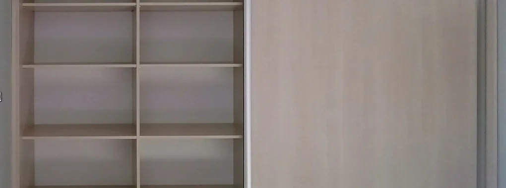 pohled do truhlářské dílny s formátovací pilou a rozřezanými deskami