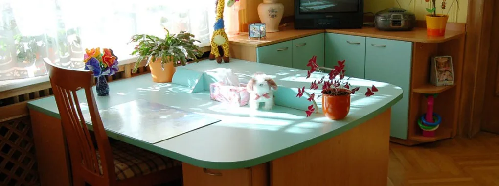 hotová kuchyňská linka z bílého lamina s dřevěnou pracovní deskou